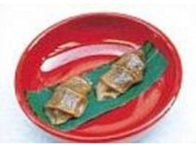 見た目は地味でも本物の笹を使っている_熊谷なると餅店
