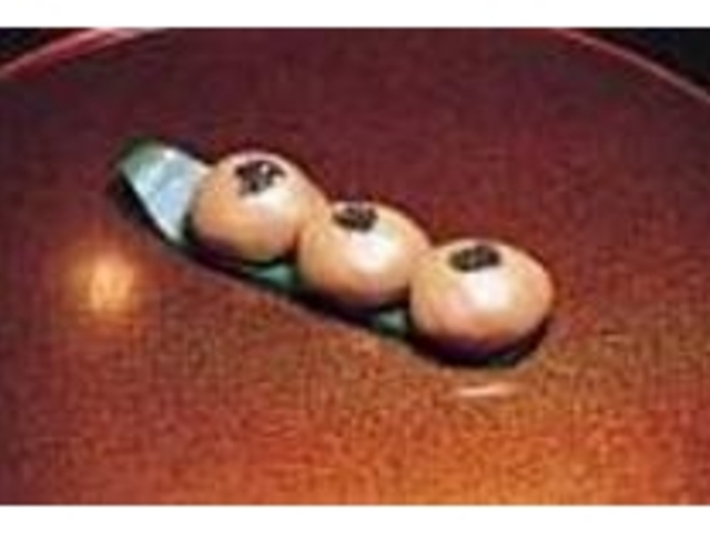 見た目は普通の餅だけど、中には黒蜜が_浅利菓子店