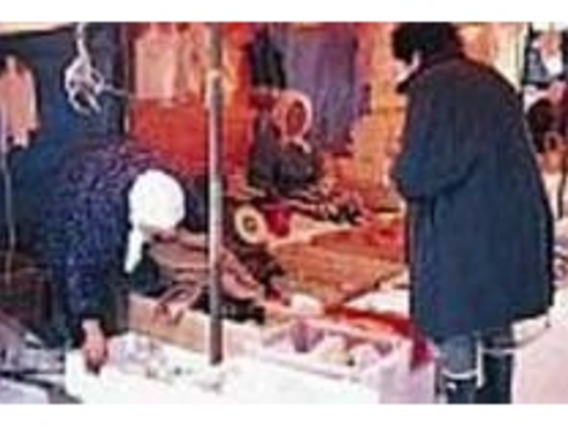 鹿角名産の林檎や漬物、日用雑貨の店が並ぶ_花輪の朝市