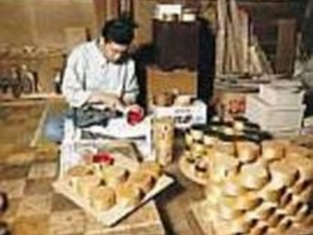 職人の巧みな仕事ぶりも見ることができる_大館曲物曲輪工業