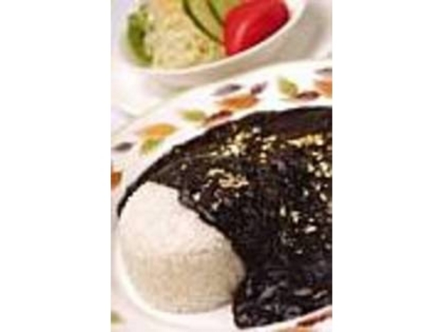 真っ黒な『黒鉱カレー』には金箔が_レストラン青銅館