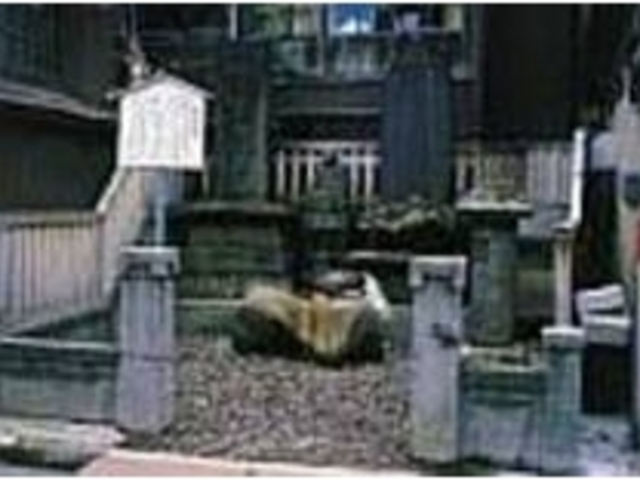 温泉街にひっそりと立っている薬師堂_湯魂石薬師堂