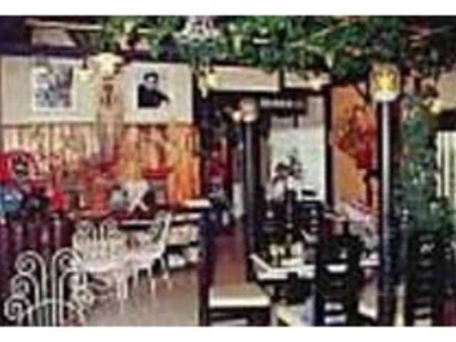 店内は小さな太宰資料館のような雰囲気_ラ・メロス