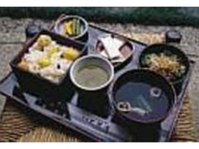 デザートの姫りんご付きの栗こわめしA定食_大黒屋茶房