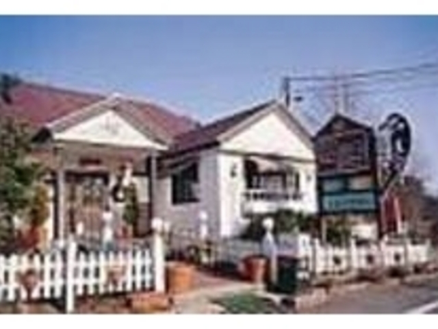 キツツキの看板のハンバーグレストラン_カリフォルニウム