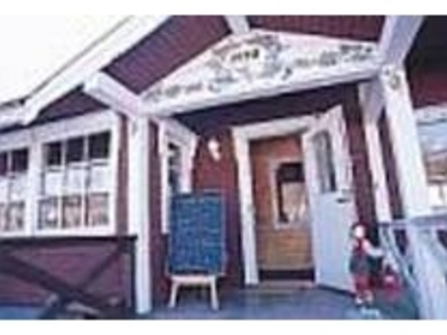 木のあたたかみが感じられるたたずまいの店_ガムラスタン
