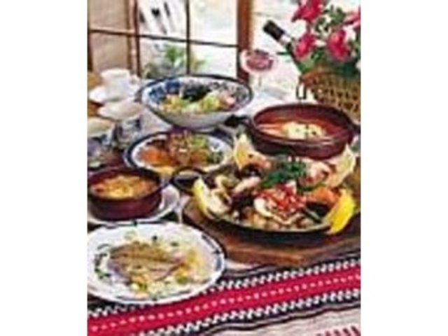 オーナー夫妻が描いたという絵皿も素敵_スペイン料理 壷屋