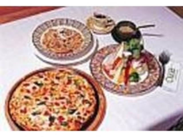 ピザやサラダと共に、お酒も気軽に楽しめる_トラットリアPrimo