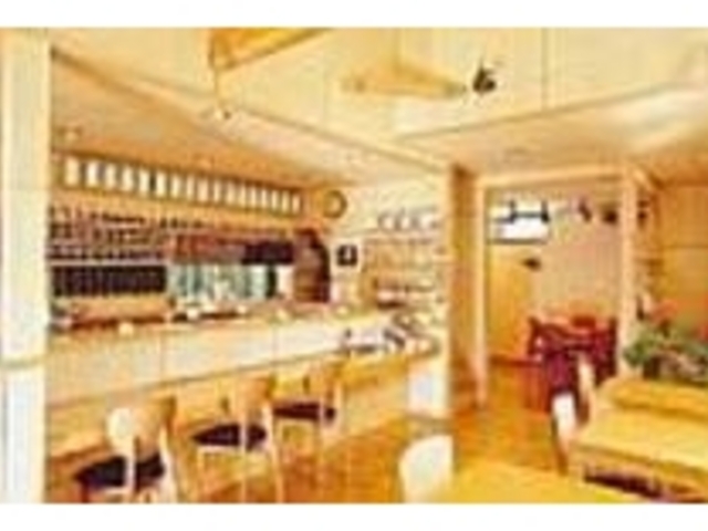 紅茶缶やポットが並ぶ店内は落ち着いている_きないね
