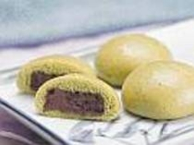 つぶ餡によもぎが香る『芽ぶきの里』_里菓抄 まる山 富田店