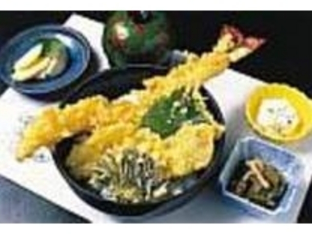 丼からはみ出す程の巨大海老天丼がうれしい_海老のびんびや