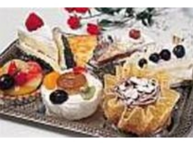 喫茶コーナーでコーヒーと一緒にケーキを_カウベル立田屋