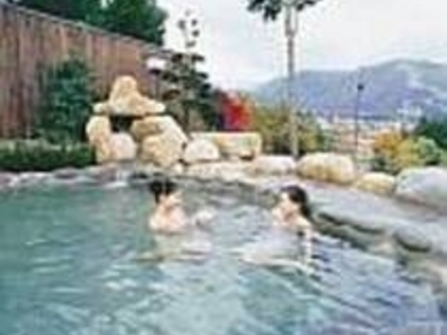 岩造りの露天風呂。お肌がツルツルに_白馬姫川温泉 天神の湯