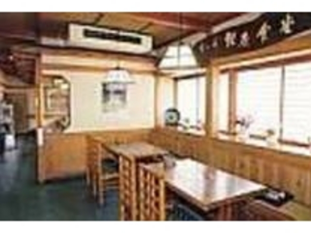 和の趣の店内。奥には座敷もありくつろげる_川魚料理 こいや