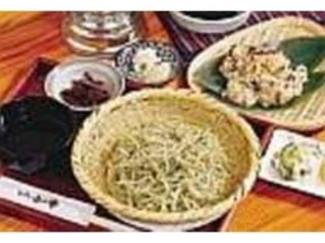 山菜は裏山で採ったものを使っている_キッチン山ノ中