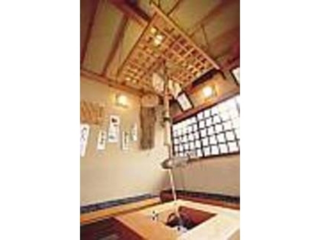 囲炉裏の周りで、できたてをほおばる_おやき茶屋 たちべり