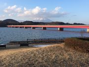 御所湖とシオンの像の写真2