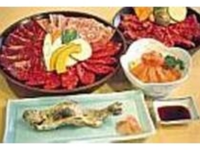 マスの塩焼とあらい、焼肉の盛り合わせなど_レストラン 大滝湧水