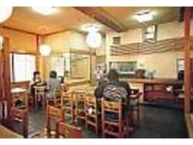 和風でゆったりくつろげる27席の店内_手打そば 丹澤本店