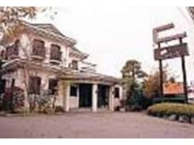 料理も高そうな豪邸を思わせる外観_ステーキハウス カルボナード