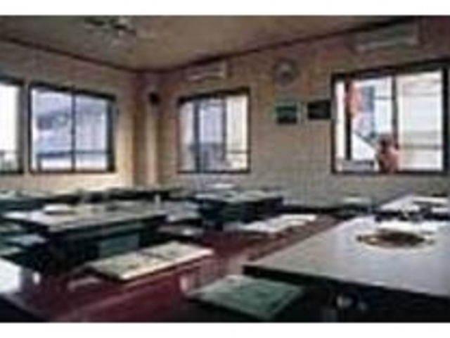 窓が多くて明るい店内は入りやすい雰囲気_炭火焼肉 ひまわり亭
