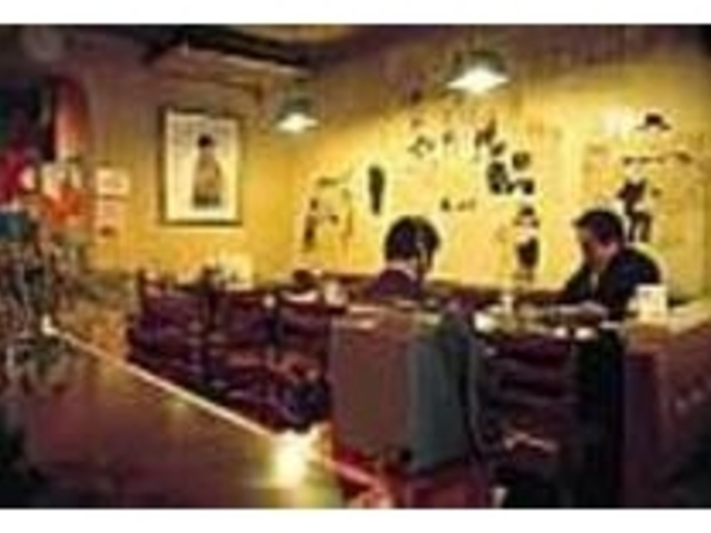 マンガ本を読みながら居心地よい店_こむぎ屋