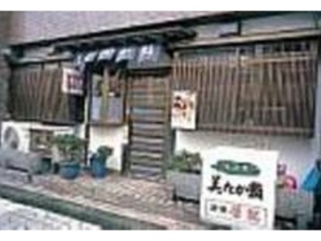 小ぢんまりとした店舗に常連客は多い_美たか鮨