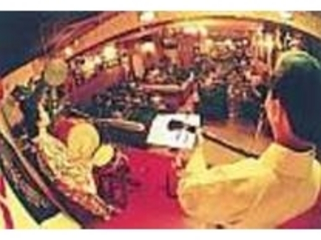 軽快なリズムに乗ってカチャーシーを踊ろう_民謡ライブの店 芭蕉布