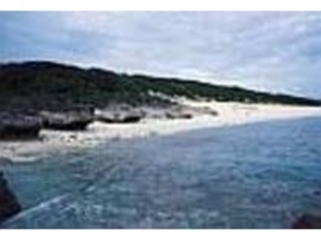岩場を抜ければ地平線の先まで続く白浜!_ペムチ浜