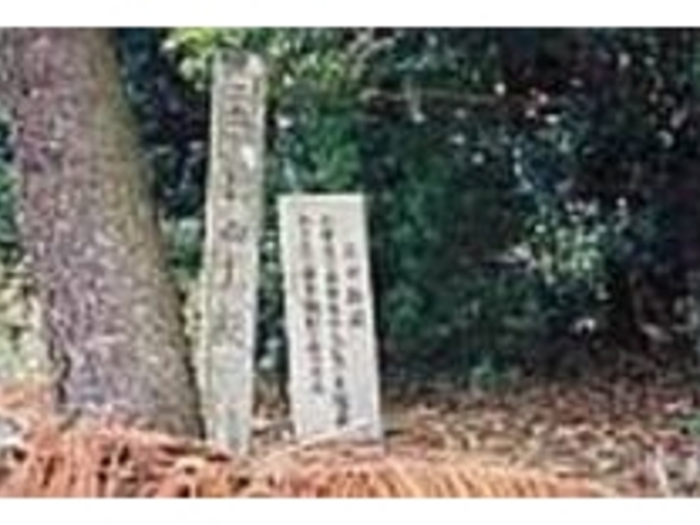 木々のわきにポツンと建っている記念碑_長田御嶽