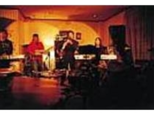 本格的な演奏を目の前で楽しむことができる_LIVE HOUSE MOD'S