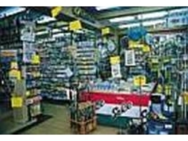 店内には沖縄での釣り用品がぎっしり_フィッシング王国サンノリー 北谷店