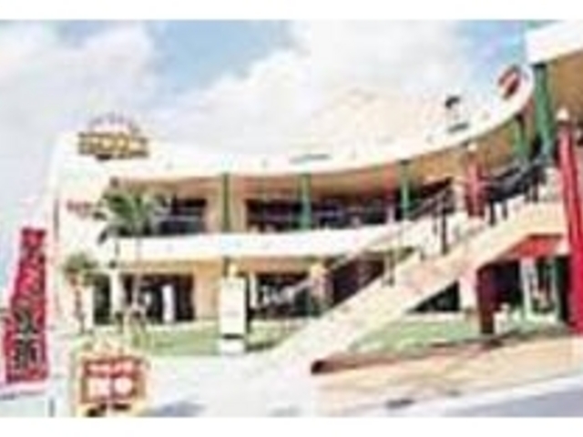 店舗面積は約1600坪と、とても広い_グルメ館