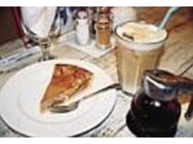 自慢の自家製ケーキをさあ召し上がれ_Cinnamon cafe