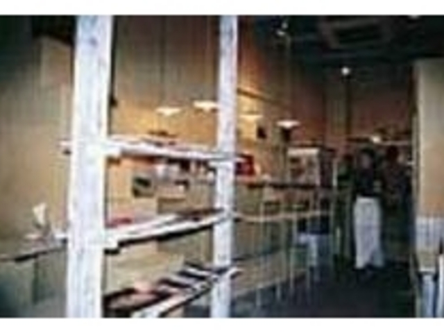 天井の高い店内はとても広々とした印象_Cinnamon cafe