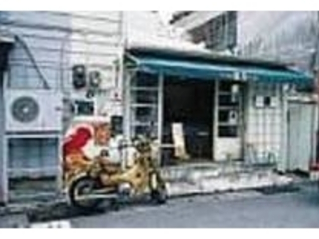 店内のカウンターと屋外のテーブル席がある_茶館