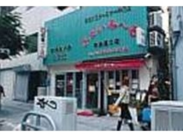 沖映通りに面した大きな緑色の看板が目印_ふぁいみーる