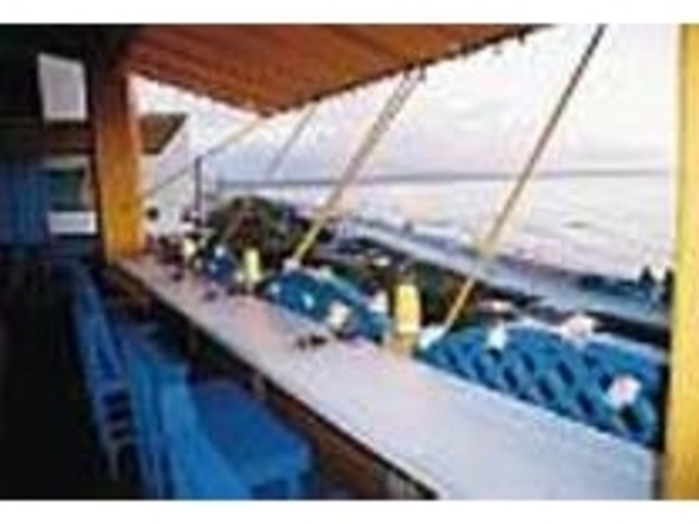 海に向いたテラス席に座り沈む夕陽を眺める_レストラン ふぁぶ
