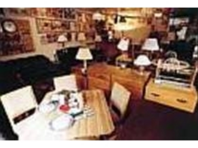 個性的な家具が並ぶ店内、どれも安い_PEARL