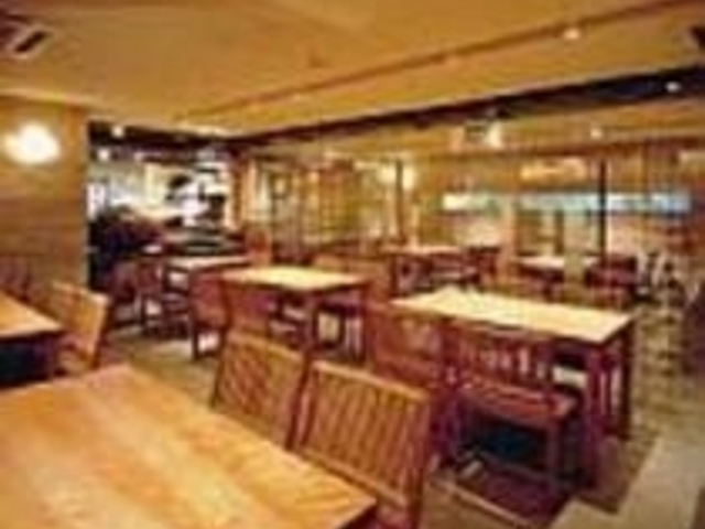 白木を使ったくつろげる雰囲気の店だ_あえん 伊勢丹会館店