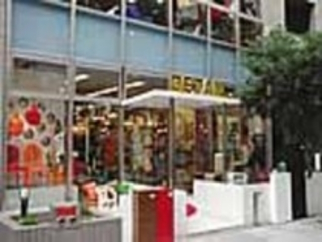 オリジナル商品やユニークなアイテムが揃う_shop DETAIL