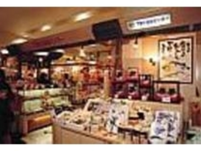 下関の色々なお土産が、お店の中にいっぱい_下関土産品センター