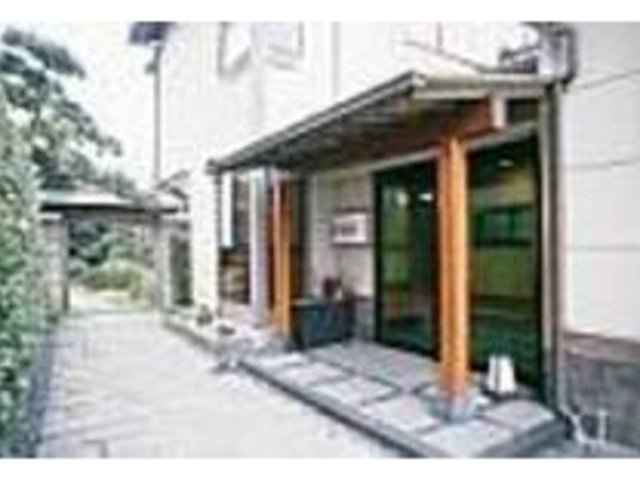 ひっそりと、民家のようなたたずまい_柿岡屋