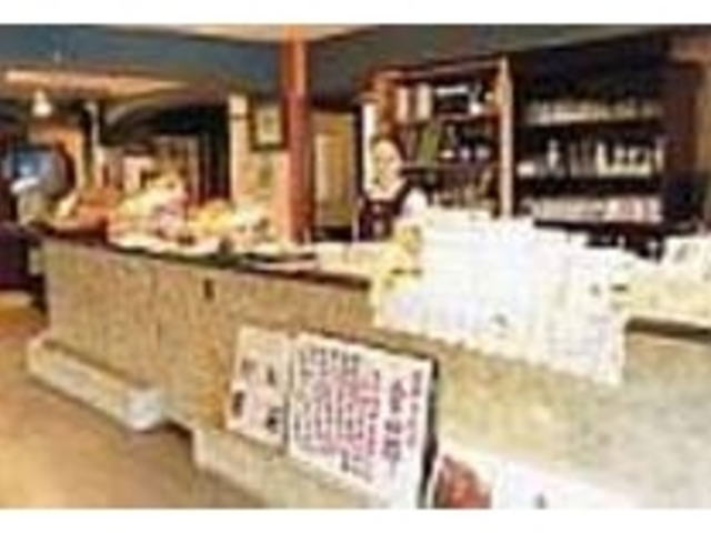 おにぎりは店内でも食べることができる_陽気館