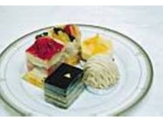 プチガトーは常時40種類ほどが並ぶ_パティスリーララ萩店