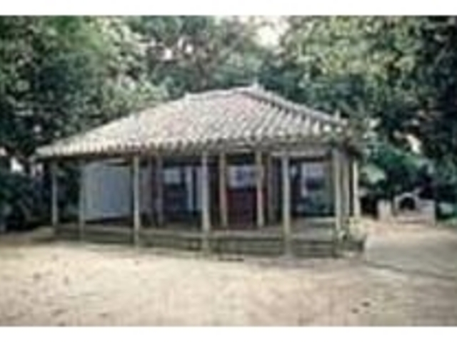 神社は四方を木々で囲まれうす暗い中に立つ_嘉保根御獄
