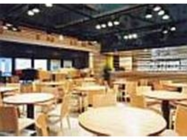 カウンター中央のビールサーバーが印象的_KPOキッチン