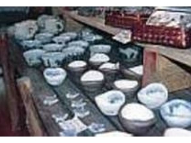 手作りの棚に並べられた陶器が魅力的_アトリエ 五香屋