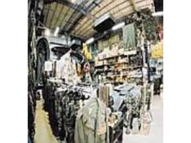 米軍放出品が所狭しと並んでいる広い店内_ORDNANCE