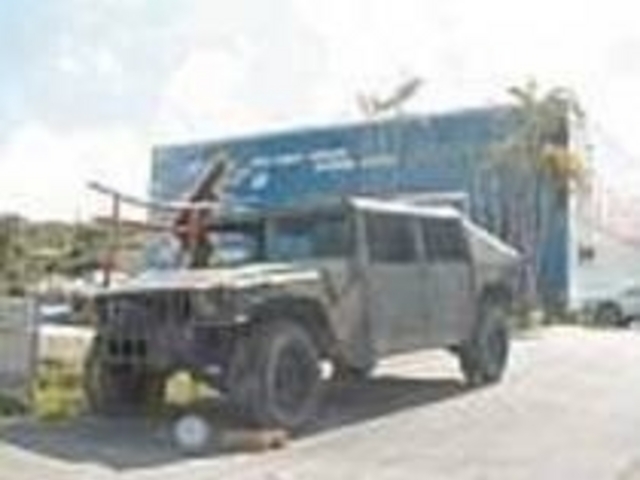 ヤシの木をバッグにハマーも置かれている_ORDNANCE